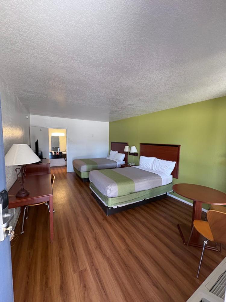 Quadruple Room with Tub - Disability Access/Non Smoking interior